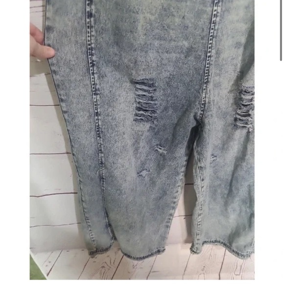 NWT Easel Denim Distressed Bib Overalls Wide Leg sz M - Picture 4 of 7